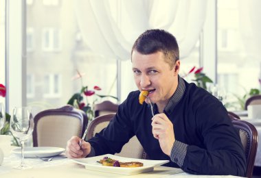 genç adam yemek yemek