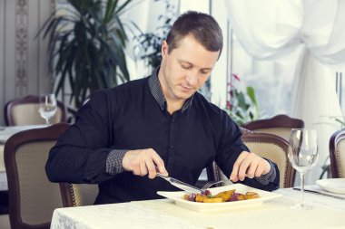genç adam yemek yemek
