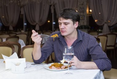 bir genç adam akşam yemeği