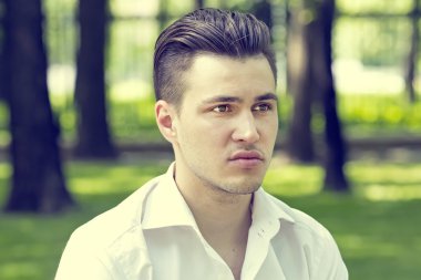 Parktaki genç adam.