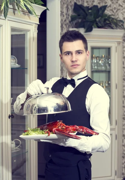 Kellner mit einem Tablett voller Essen — Stockfoto