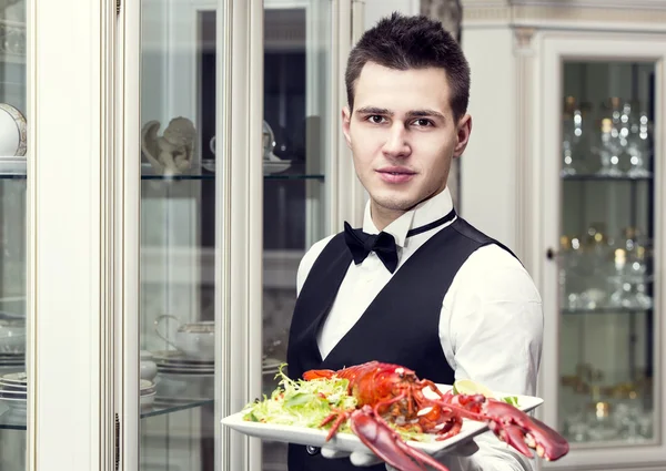 Kellner mit einem Tablett voller Essen — Stockfoto