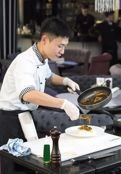 Japanischer Koch bereitet eine Mahlzeit zu — Stockfoto