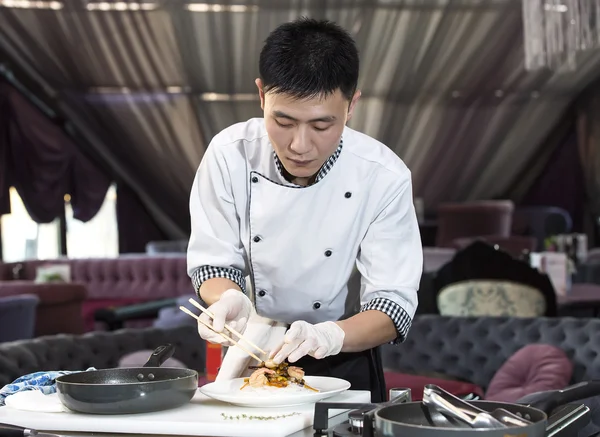 Japanese chef preparing a meal — Stock Photo, Image