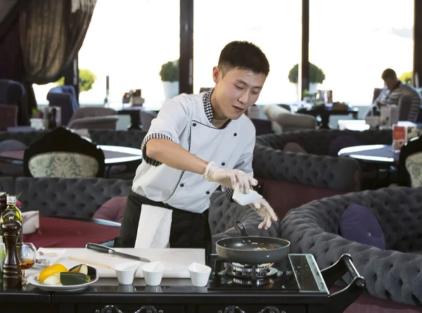 Japon Şef yemek hazırlama