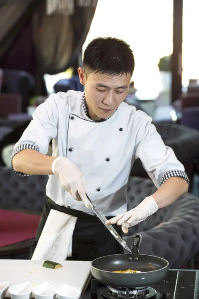 Japanischer Koch bereitet eine Mahlzeit zu — Stockfoto