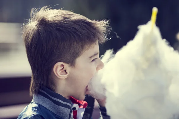 Kinderen eten suikerspin — Stockfoto