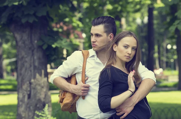 Jeune couple dans le parc — Photo