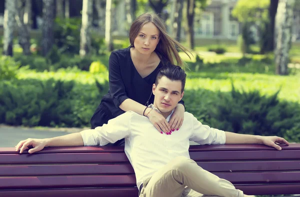 Pareja joven en el parque — Foto de Stock