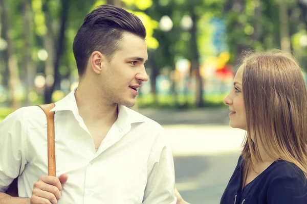 Jeune couple dans le parc — Photo