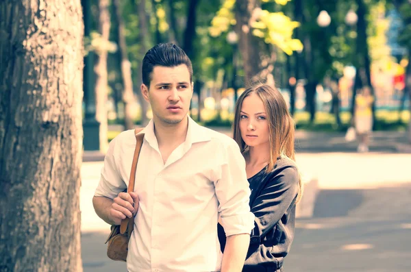 Jeune couple dans le parc — Photo