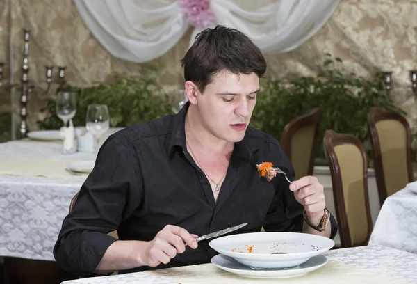 若い男性一人夕食 — ストック写真