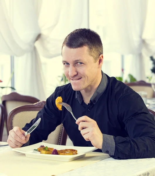 Junger Mann isst Mittagessen — Stockfoto