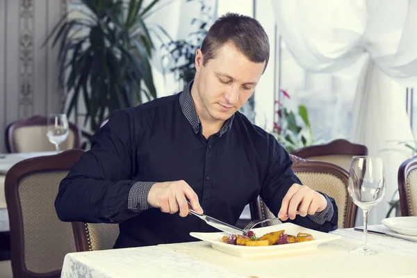 Jonge man eten lunch — Stockfoto