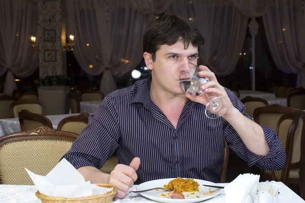 Een jonge man met diner — Stockfoto