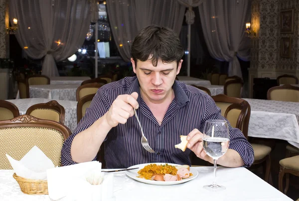 En ung man med middag — Stockfoto