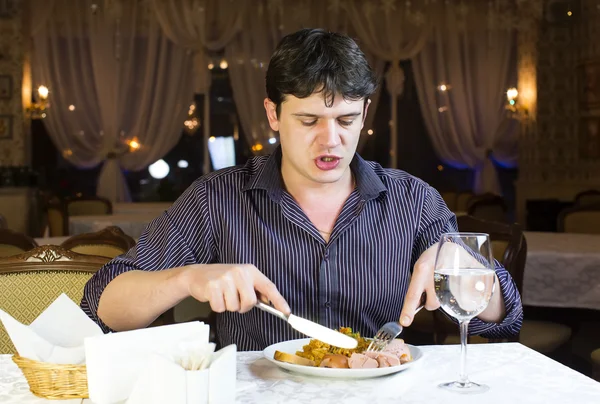 Een jonge man met diner — Stockfoto