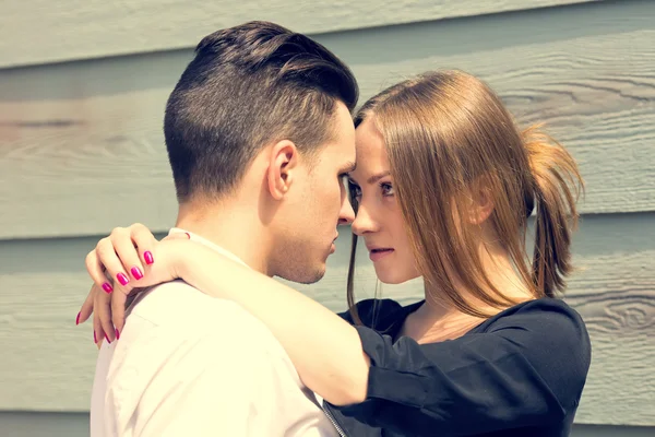 Young couple in park — Stock Photo, Image