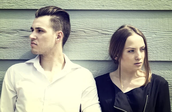 Young couple in park — Stock Photo, Image