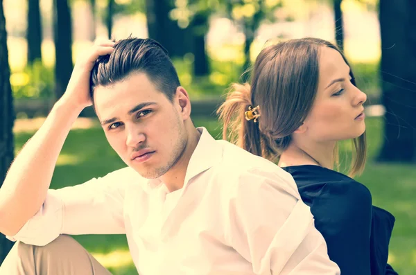 Parktaki genç çift.