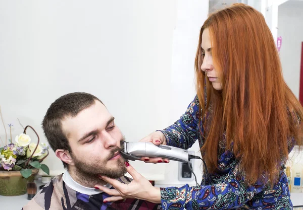 Menina fazendo penteado — Fotografia de Stock