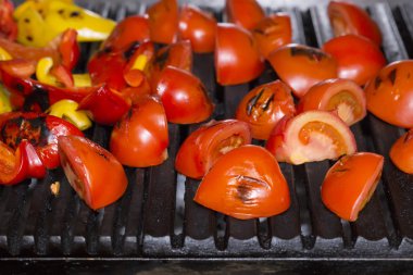 Izgarada sebze pişiriyorum.