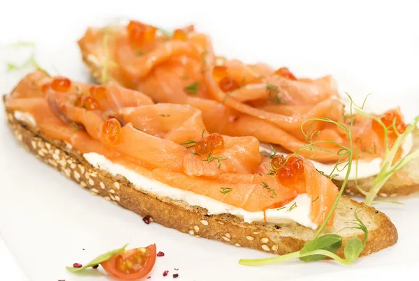 Sandwiches with salmon caviar and greens — Stock Photo, Image