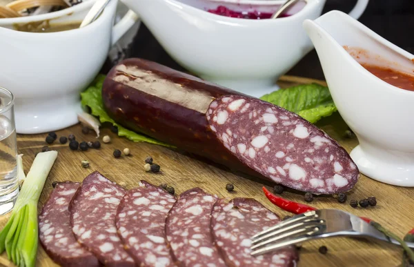 Saucisses sur une assiette en bois — Photo