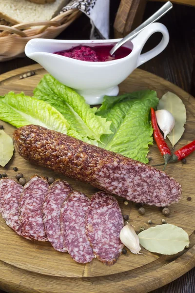 Saucisses sur une assiette en bois — Photo