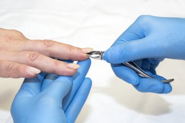 Manikür yapan kadın.