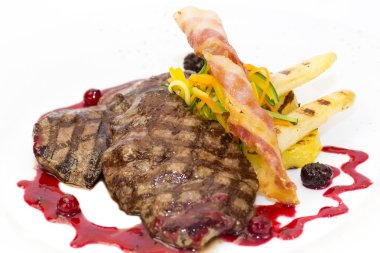 biftek, kuşkonmaz ve salata ile