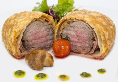 Beef in pastry with salad