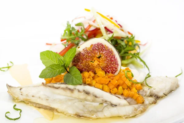 Gebackener Fisch mit Salat — Stockfoto