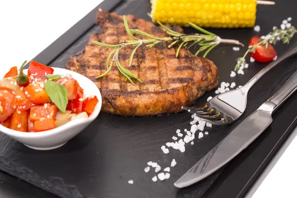 Bife grelhado com molho e verduras — Fotografia de Stock