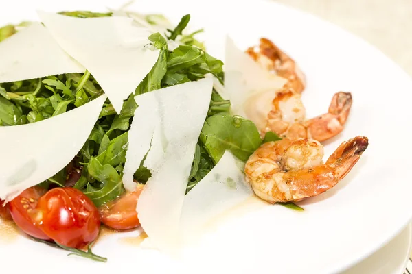 Shrimp salad and greens — Stock Photo, Image