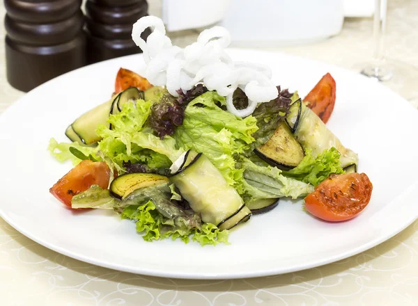 Salade met kaas en kruiden en groenten — Stockfoto