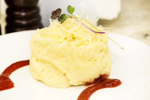 Puré de patatas con hierbas y queso —  Fotos de Stock