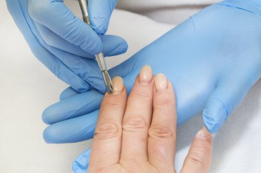 Manikür yapan kadın.