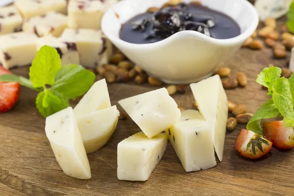 Piatto di formaggio con diverse varietà di formaggio — Foto Stock