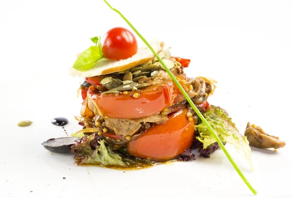 야채와 고기의 따뜻한 샐러드 — 스톡 사진