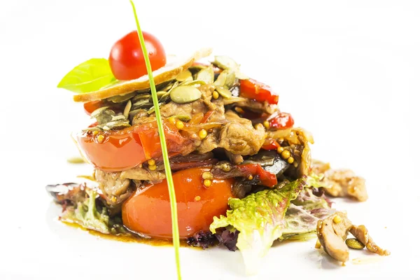 Teplý salát ze zeleniny a masa — Stock fotografie