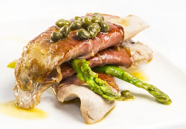 Meat with asparagus — Stock Photo, Image