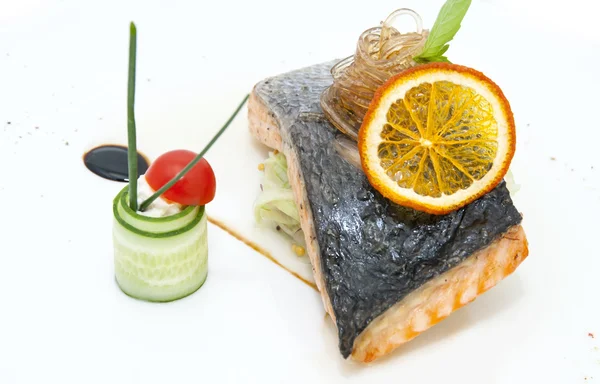 Filete de salmón al horno con verduras —  Fotos de Stock