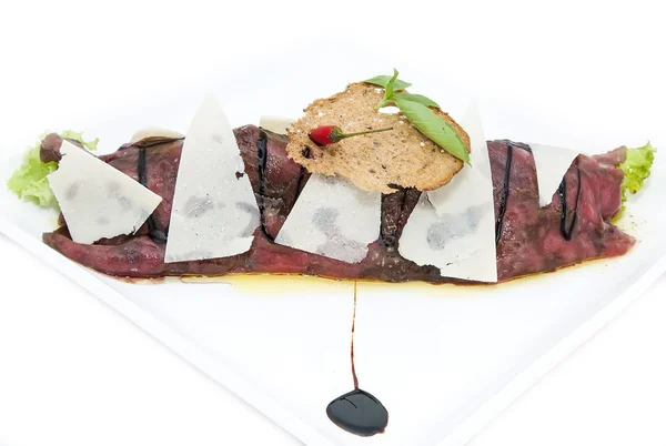 Carpaccio mit Kräutern und Käse — Stockfoto