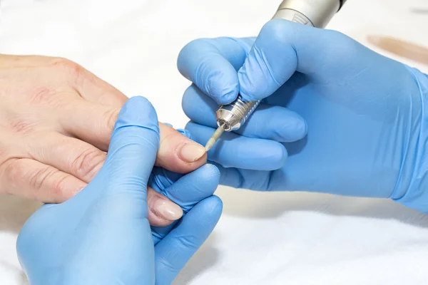 Mujer haciendo manicura — Foto de Stock