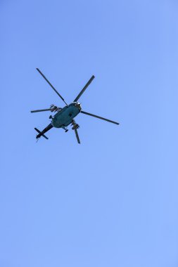 Gökyüzündeki helikopter