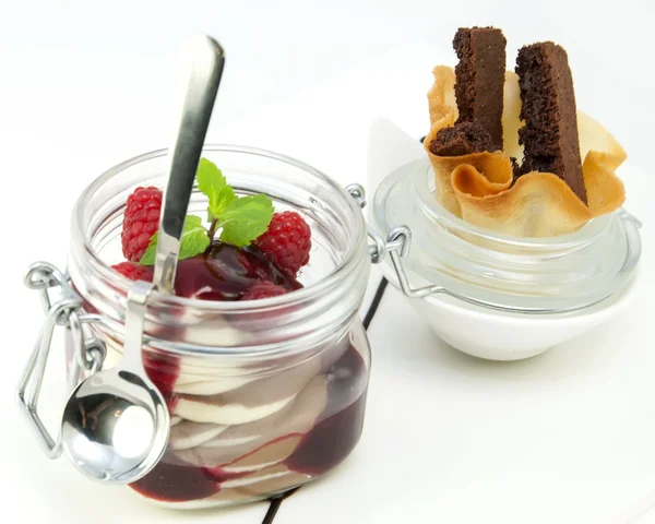 Himbeer-Sahne-Dessert — Stockfoto