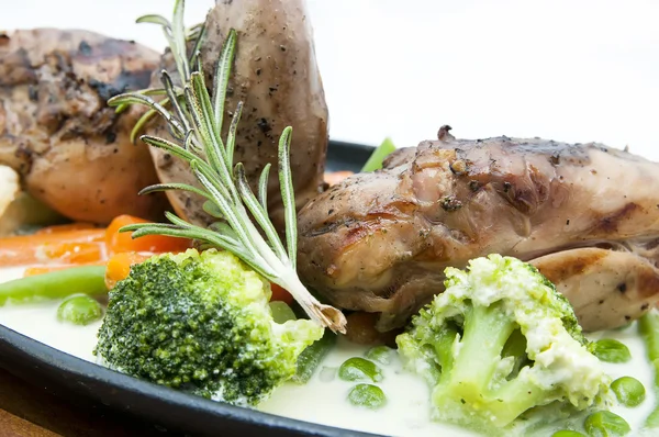 Carne de conejo asado y patatas con verduras —  Fotos de Stock
