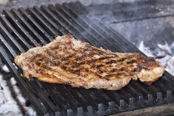 Velký hovězí steak na grilu — Stock fotografie
