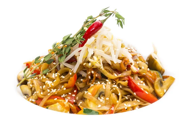 Говядина с овощами и спагетти — стоковое фото